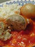 Tubos de calamar rellenos en salsa de tomate con arroz blanco