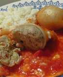 Tubos de calamar rellenos en salsa de tomate con arroz blanco