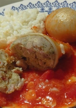 Una foto de Tubos de calamar rellenos en salsa de tomate con arroz blanco