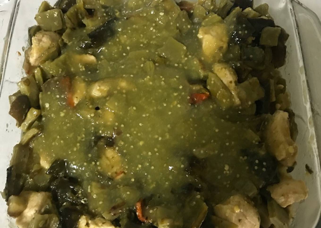 Pollo con nopales y chiles poblanos en salsa verde