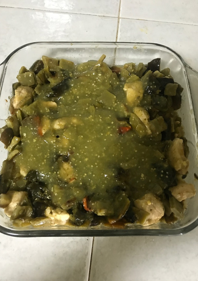 Una foto de Pollo con nopales y chiles poblanos en salsa verde