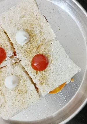 વેજીટેબલ મેયોનીઝ સેન્ડવીચ (Vegetable Mayonnaise Sandwich Recipe In Gujarati) રેસીપી મુખ્ય ફોટો