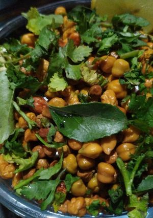 ઘુઘની (Ghugni Recipe In Gujarati) રેસીપી મુખ્ય ફોટો