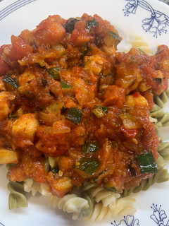 Una foto de Pasta con verduras y salchichas de pollo campero