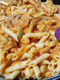 Una foto de Macarrones con Aceitunas, Atún, Tomate frito..😋🍝🍴