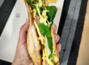 Una foto de Taco burger de pollo con espinacas y bacon