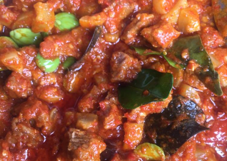 32.Oseng daging dan kikil mercon