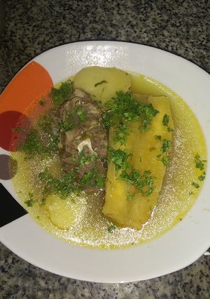 Una foto de Caldo de hueso con yuca
