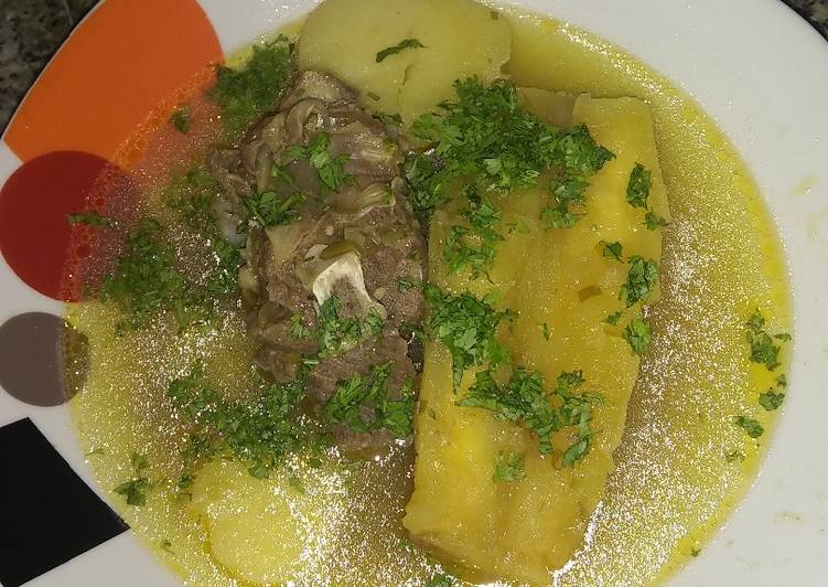 Caldo de hueso con yuca Receta de DIANA AGUIAR Cookpad