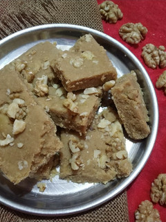 અખરોટ સુખડી (Walnut Sukhdi Recipe in Gujarati) રેસીપી મુખ્ય ફોટો
