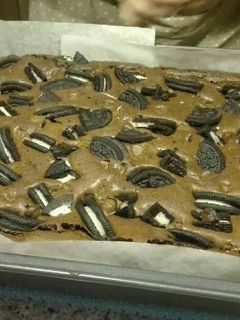 Una foto de Brownie de chocolate con galletas oreo