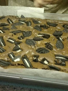 Una foto de Brownie de chocolate con galletas oreo