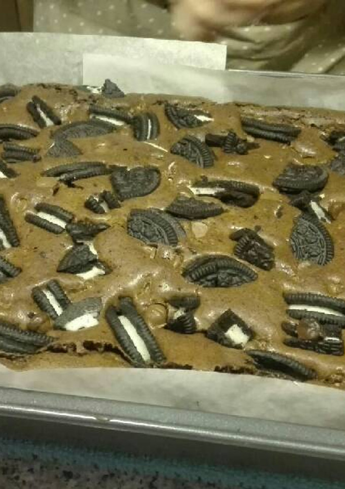 Una foto de Brownie de chocolate con galletas oreo