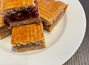 Almás-és meggyes pite recept fotója