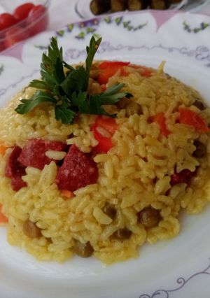 O poză a rețetei Orez în stil spaniol cu curry și cârnați.