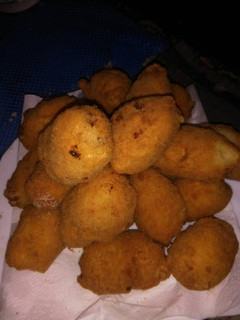 Una foto de Croquetas caseras de jamón dulce y queso rallado y carne picada y cebolla