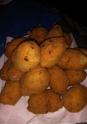 Una foto de Croquetas caseras de jamón dulce y queso rallado y carne picada y cebolla