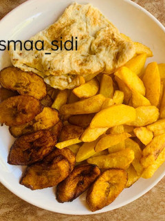Soyayyen dankali, kwai da plantain ainihin hoton girkin