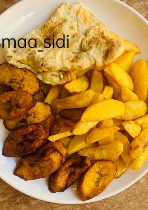 Soyayyen dankali, kwai da plantain ainihin hoton girkin