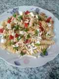 Ensalada de pasta tomate y queso
