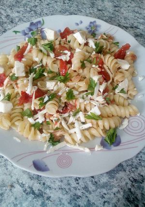 Una foto de Ensalada de pasta tomate y queso