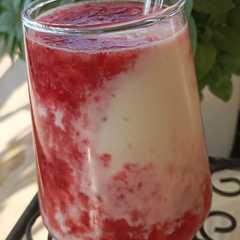 Smoothie κεφίρ με φράουλες και μέλι-レシピのメイン写真