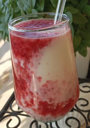Φωτογραφία της συνταγής Smoothie κεφίρ με φράουλες και μέλι