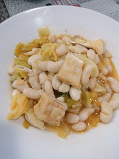 Una foto de 20.Alubias con repollo y Bacalao