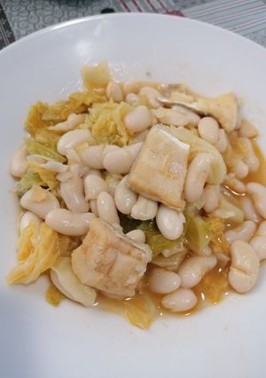 Una foto de 20.Alubias con repollo y Bacalao