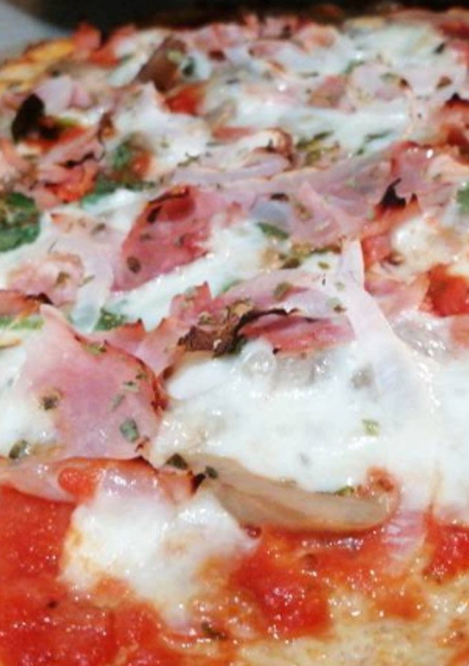 Una foto de Pizza con base de coliflor