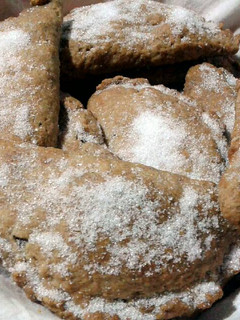 Una foto de Pastissets (pastizos) de confitura de boniato y cabello de ángel