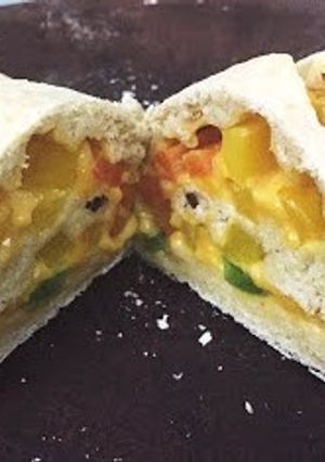 Una foto de Stromboli de morrones y cheddar