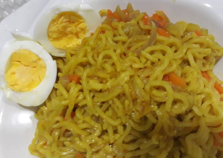 Curry noddles with carrots and boiled egg