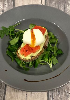 Une photo de Tartine crème d’avocat saumon fumé œuf poché