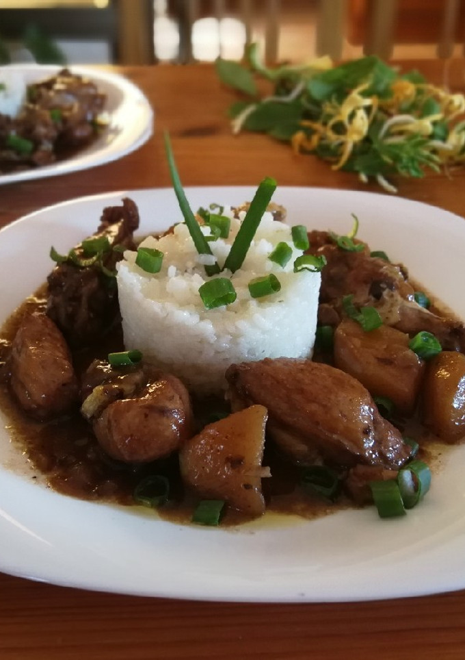 Una foto de Pollo con manzana en salsa al vino tinto