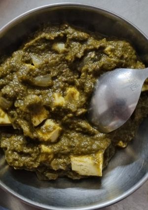 A picture of Palak paneer.