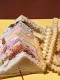 Club sandwich com batatas fritas