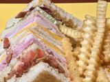 Club sandwich com batatas fritas