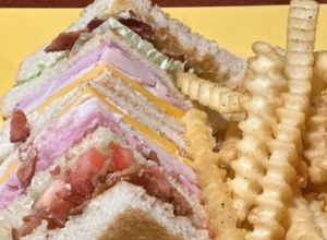 Foto de Club sandwich com batatas fritas