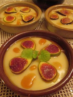 Una foto de Crema catalana con higos bañados con caramelo líquido
