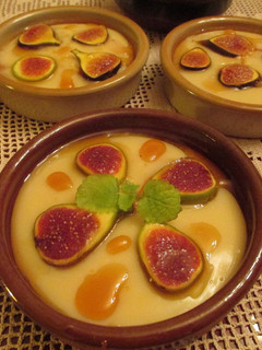 Una foto de Crema catalana con higos bañados con caramelo líquido