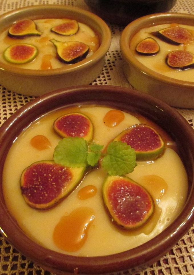 Una foto de Crema catalana con higos bañados con caramelo líquido