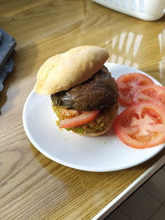 Una foto de Hamburguesa vegana de garbanzos y portobello