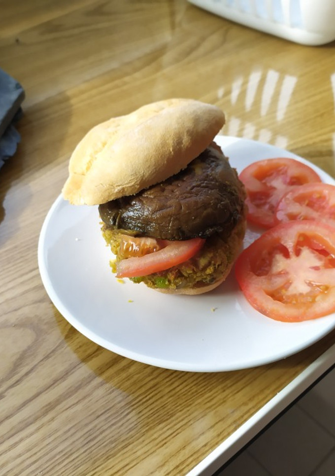 Una foto de Hamburguesa vegana de garbanzos y portobello