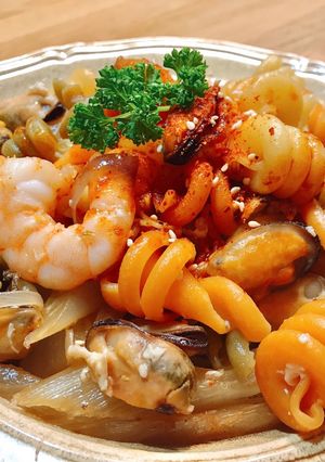 Hình của món Nui Xoắn Xào Thịt Trai (Vẹm Đen), Tôm & Cọng Cải Trắng.