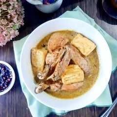 A picture of Kare Ayam Tahu Simple bumbu instan.