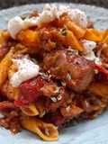 Garganelli picantes con butifarra, tomates secos y mozzarella