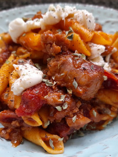 Una foto de Garganelli picantes con butifarra, tomates secos y mozzarella