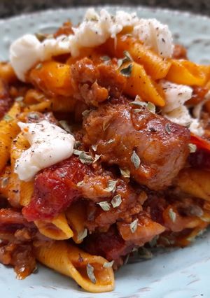 Una foto de Garganelli picantes con butifarra, tomates secos y mozzarella