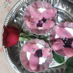 A picture of Gul-paneer Rusgulla.